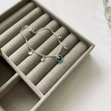 PULSEIRA QUATRO ZIRCONIAS REDONDAS E CORAÇÃO